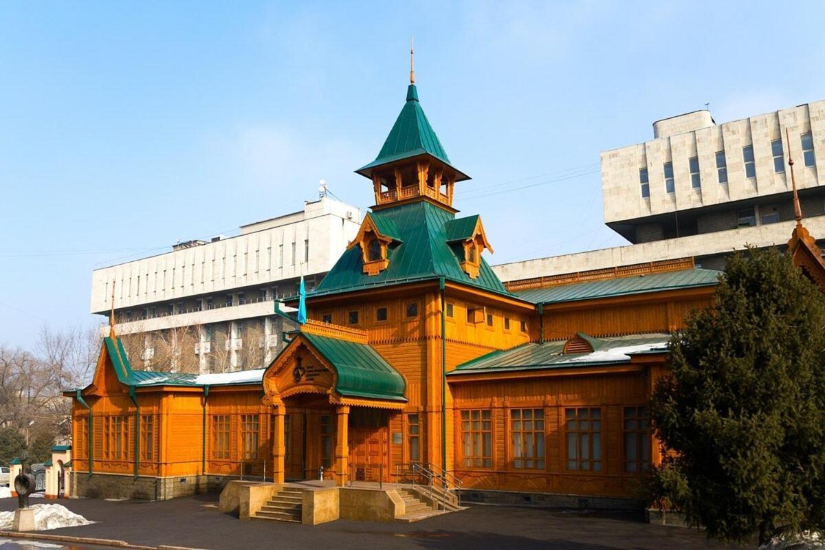 Apartment Nadezhda At Zheltoskan 77/79 Almaty Exterior foto